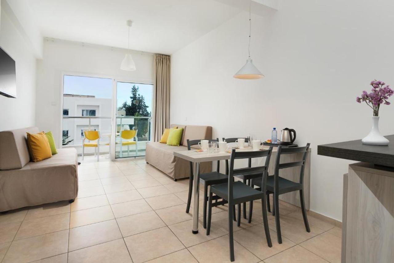 Mayfair Gardens Paphos Bagian luar foto