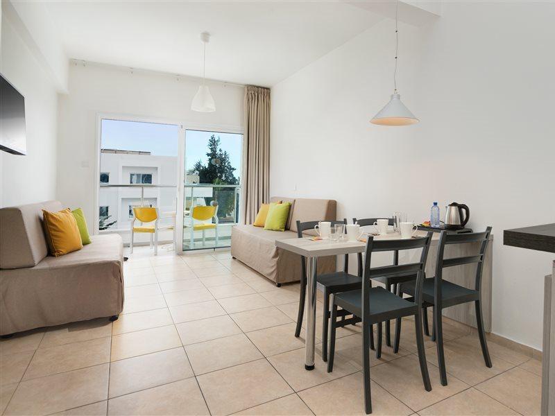 Mayfair Gardens Paphos Bagian luar foto